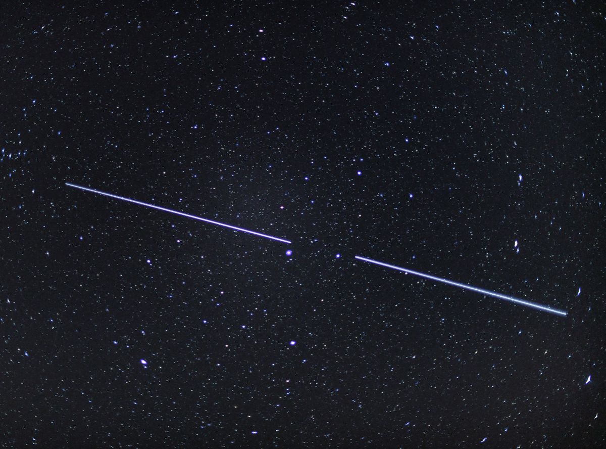18 April 2020, Brandenburg, Sieversdorf: Two "Starlink" satellites can be seen as stripes of light in the night sky (shot with an exposure time of 15 seconds). In early January 2020, 60 satellites were launched into space for the third time for the Starlink project. Starlink is a project of Elon Musk and his SpaceX company. Since May 2019, 180 such communication satellites have been launched into orbit. Photo: Patrick Pleul/dpa-Zentralbild/dpa 