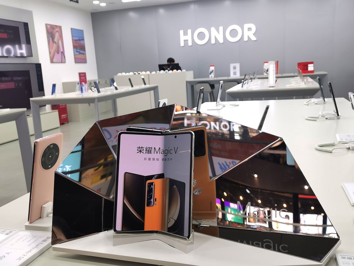 BEIJING, CHINA - JANUARY 11: Honor Magic V fordable smartphone, powered by Snapdragon 8 Gen 1 chipset, is on display at a Honor store on January 11, 2022 in Beijing, China. 