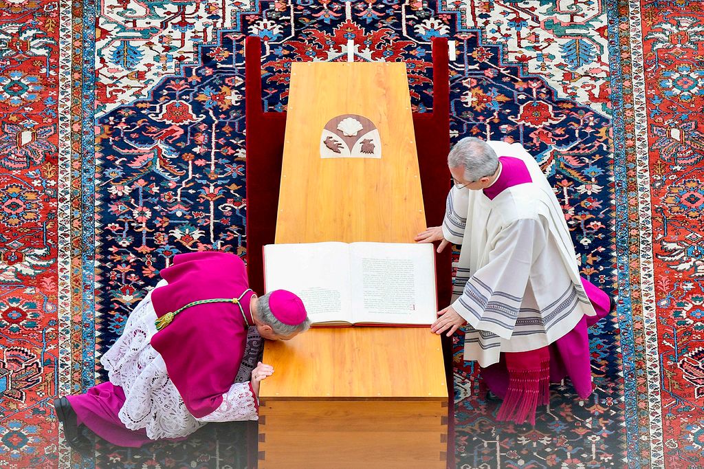 This photo taken and handout on January 5, 2022 by The Vatican Media shows German Archbishop Georg Gaenswein kisses the coffin of Pope Emeritus Benedict XVI at the start of his funeral mass at St. Peter's square in the Vatican, on January 5, 2023. (Photo by Handout / VATICAN MEDIA / AFP) / RESTRICTED TO EDITORIAL USE - MANDATORY CREDIT "AFP PHOTO / VATICAN MEDIA" - NO MARKETING - NO ADVERTISING CAMPAIGNS - DISTRIBUTED AS A SERVICE TO CLIENTS