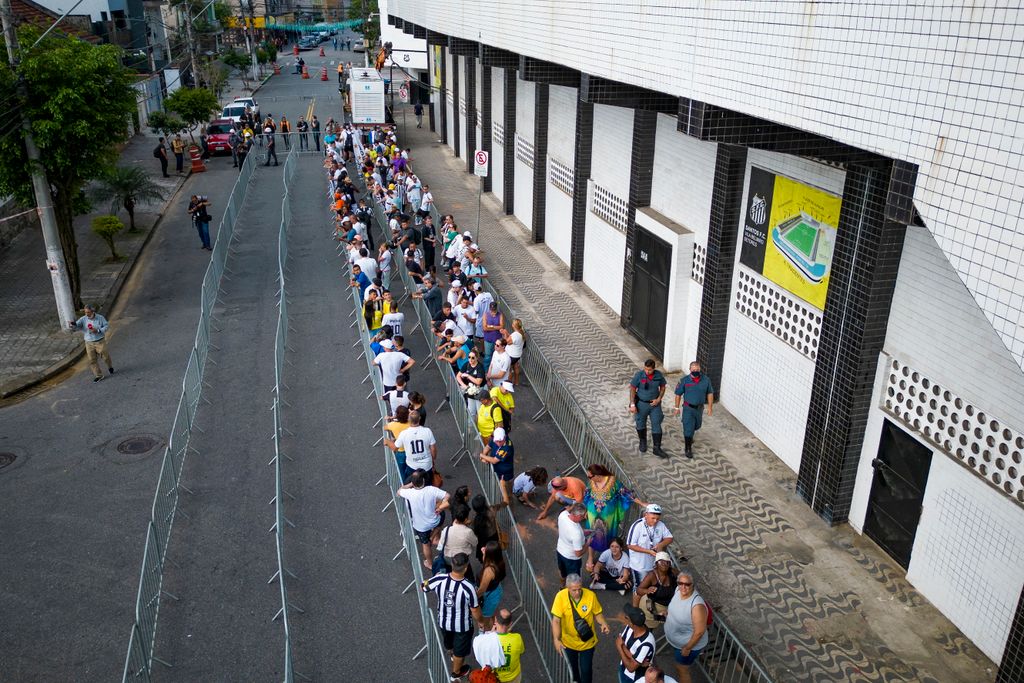 Santos, 2023. január 2.Emberek sorakoznak a santosi Vila Belmiro stadion előtt, ahol Edson Arantes do Nascimento, közismert nevén Pelé háromszoros világbajnok brazil labdarúgó holttestét ravatalozzák fel 2023. január 2-án. A ravatal előtt 24 órán keresztül bárki leróhatja kegyeletét, temetése január 3-án lesz. Pelé 2022. december 29-én, 82 éves korában hunyt el. Jair Bolsonaro, a hivatalából távozó brazil elnök háromnapos nemzeti gyászt rendelt el a tiszteletére.