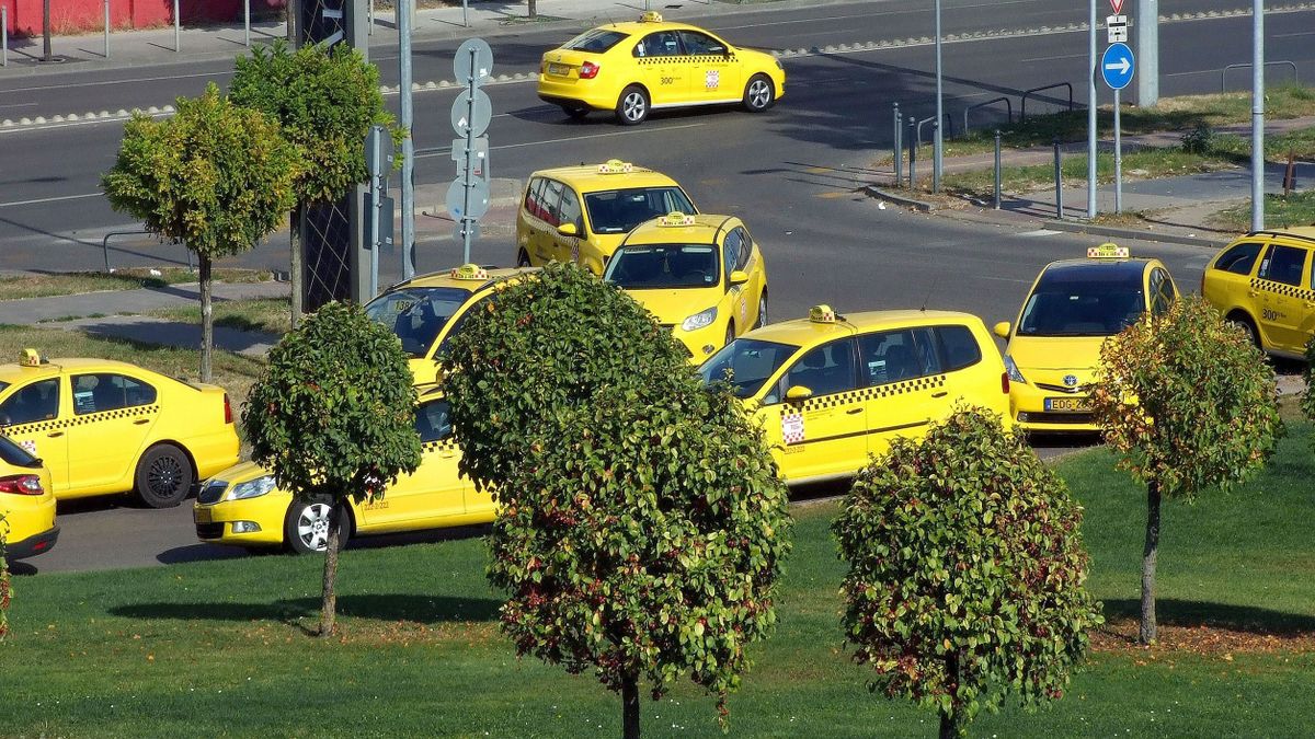 Budapest, 2018. október 16.A FŐTAXI Zrt. épülete közelében a Kerepesi útnál sárga taxi gépkocsik parkolnak a gépkocsivezetők pihenőidejében.