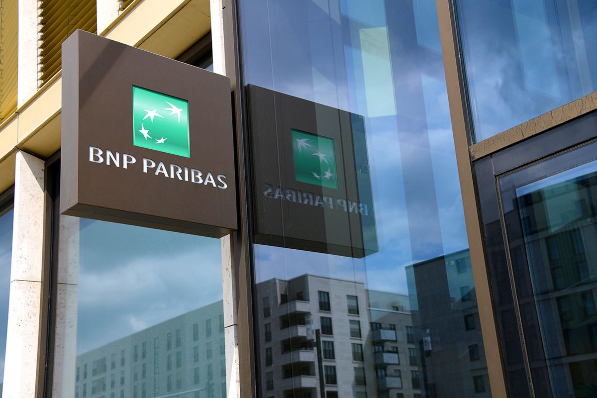 Frankfurt,,Hesse,/,Germany,-,May,16,,2018:,Company,Logo Frankfurt, Hesse / Germany - May 16, 2018: Company logo on the facade of BNP Paribas branch in Frankfurt, Germany - BNP Paribas is a French international banking group