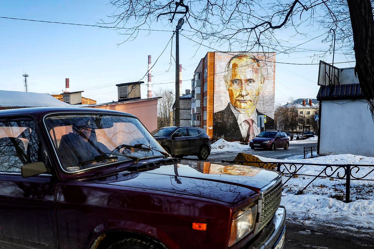 Kasira, 2023. január 12.Vlagyimir Putyin orosz elnököt ábrázoló falfestmény közelében hajt el egy régi Zsiguli a Moszkva térségében levő Kasirában 2023. január 12-én. Az ötszintes lakóház tűzfalát lefedő óriásportrét a Mologyaja Gvargyija (Fiatal Őrök) kormánybarát aktivistacsoport készítette évekkel ezelőtt.MTI/EPA/Jurij Kocsetkov
Kasira, 2023. január 12.
Vlagyimir Putyin orosz elnököt ábrázoló falfestmény közelében hajt el egy régi Zsiguli a Moszkva térségében levő Kasirában 2023. január 12-én. Az ötszintes lakóház tűzfalát lefedő óriásportrét a Mologyaja Gvargyija (Fiatal Őrök) kormánybarát aktivistacsoport készítette évekkel ezelőtt.
MTI/EPA/Jurij Kocsetkov