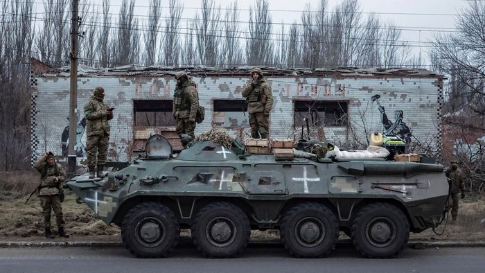 Donyeck megye, 2023. január 29.Ukrán katonák egy páncélozott jármű tetején állnak, mielőtt a frontra indulnak a kelet-ukrajnai Donyeck megyében 2023. január 28-án.