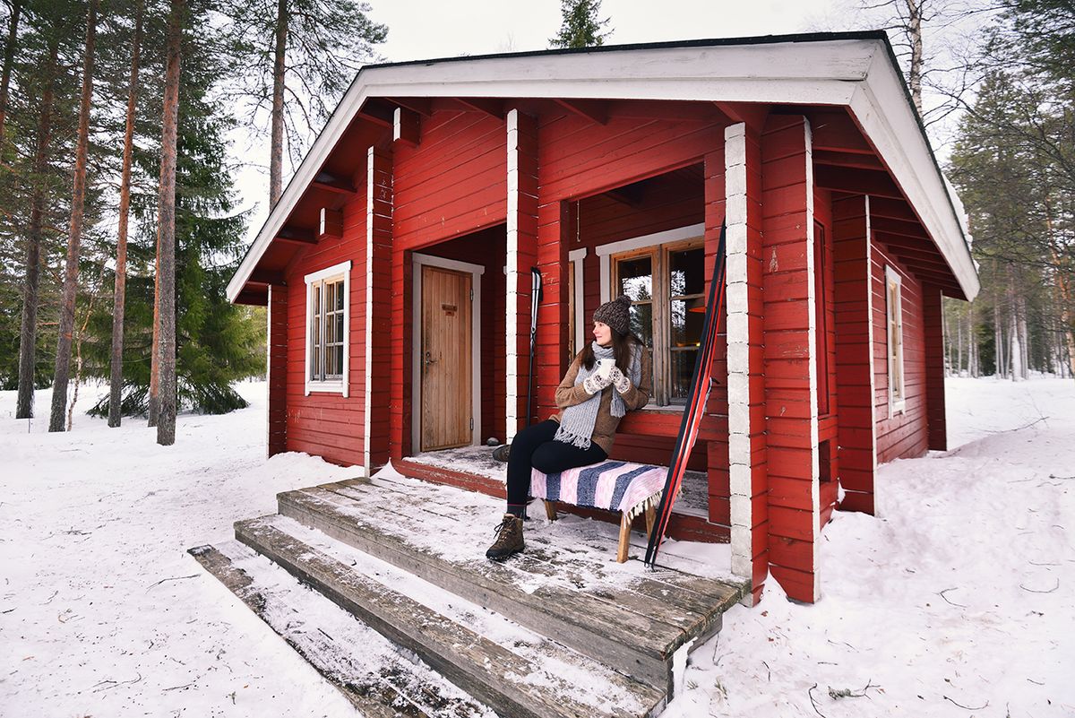 Portrait of young female skier drinking coffee on cabin porch, ingatlan, lakás, ház, nyaraló, 