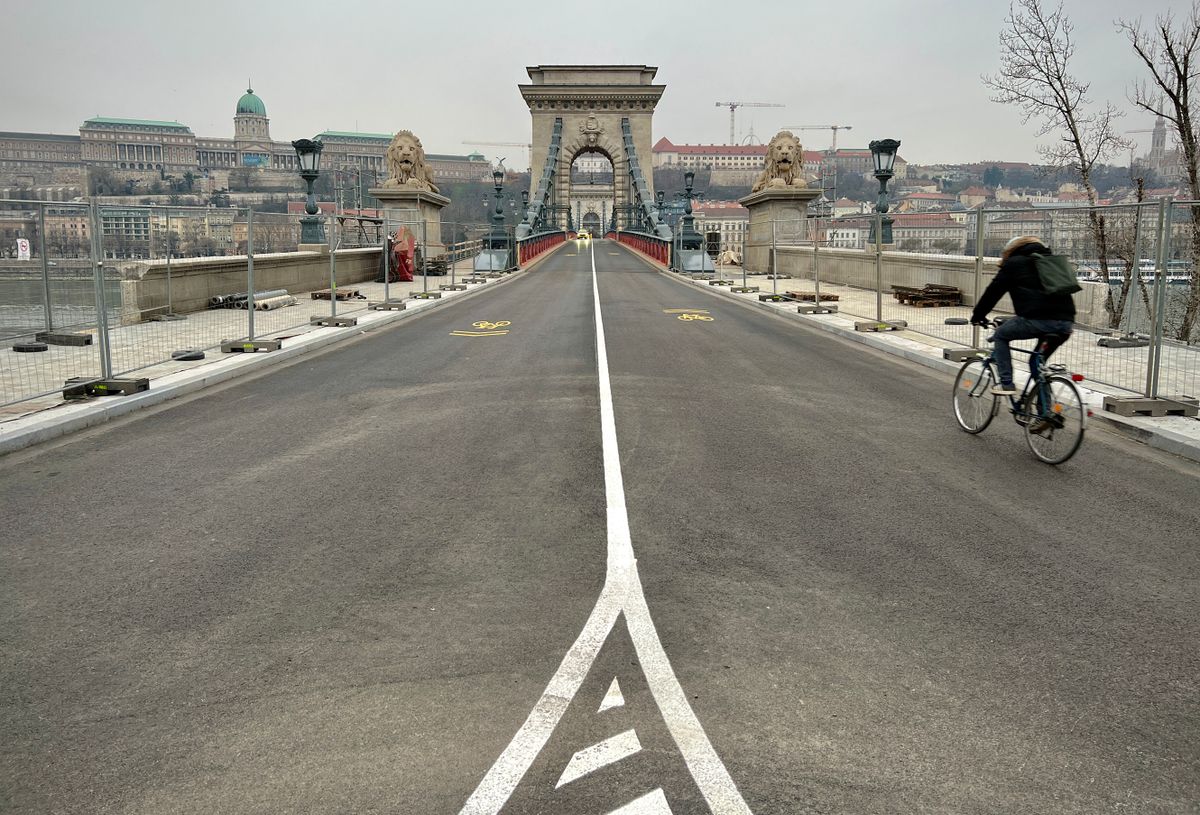 20221221 Budapest, Lánchídat jelenleg csupán a Budapesti Közlekedési Központ (BKK) járatai, a taxik, valamint a kerékpárral, a motorkerékpárral és a segédmotoros kerékpárral közlekedők használhatják. Fotó:Bánkúti Sándor 
