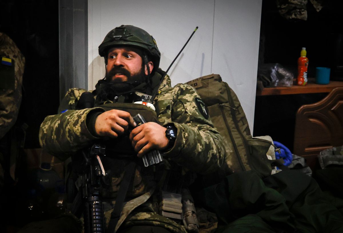 Szoledar, 2023. január 9.
Ukrán katona egy óvóhelyen a kelet-ukrajnai Donyecki területen fekvő Szoledarban, ahol heves összecsapások zajlanak az ukrán és az orosz erők között 2023. január 8-án.
MTI/AP/Roman Chop