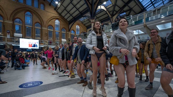 London, 2023. január 8.
A nadrág nélküli metrózási akcióban vesznek részt emberek a londoni metró egyik vonalán 2023. január 8-án. Az eseményre a koronavírus miatt három év kihagyást követően került sor. Az évenkénti akciót New Yorkban kezdeményezték 2002-ben és azóta világszerte több nagyvárosban követőkre talált.
MTI/AP/Kin Cheung
