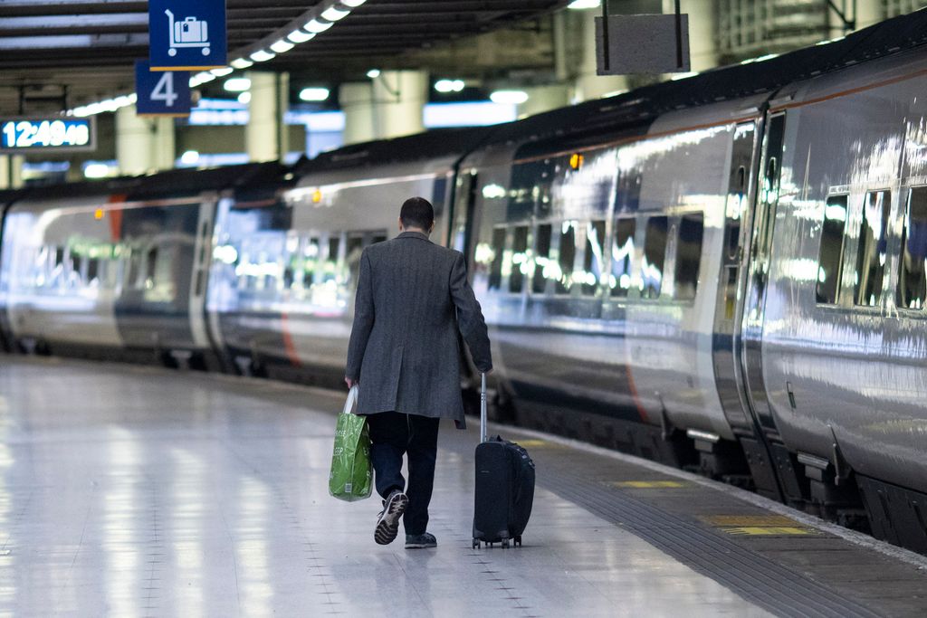 London, 2023. január 3.
Vonatra szállni készül egy utas a londoni Euston pályaudvaron 2023. január 3-án, amikor a brit vasúti, tengerhajózási és szállítási dolgozókat tömörítő RMT Szakszervezet újabb 48 órás sztrájkot tart, és a vasúti járatok csaknem 75 százalékát törölni kellett. A szakszervezet hosszabb ideje folytat egyelőre eredménytelen tárgyalásokat a munkaadókkal a bérekről és a munkakörülményekről.