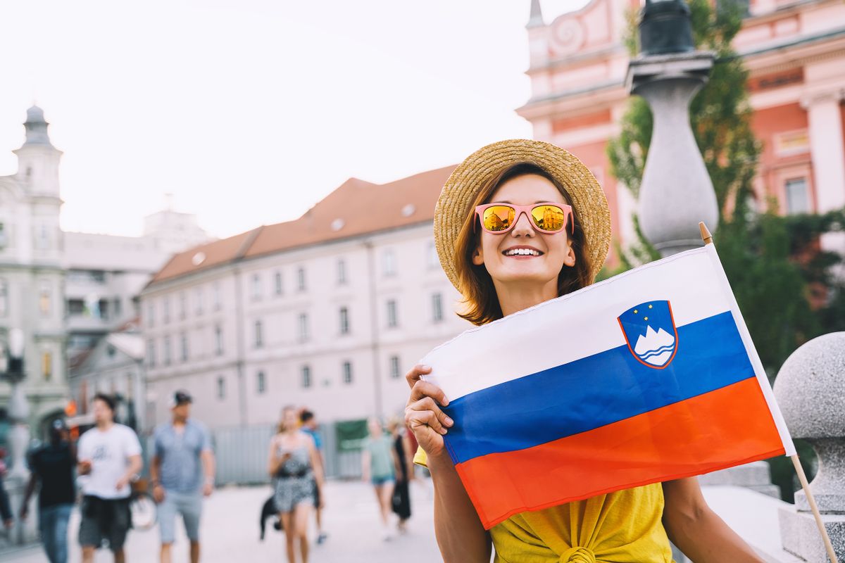 Young,Smiling,Girl,In,Sunglasses,With,Slovenian,Flag,On,Central
Szlovénia szlovén