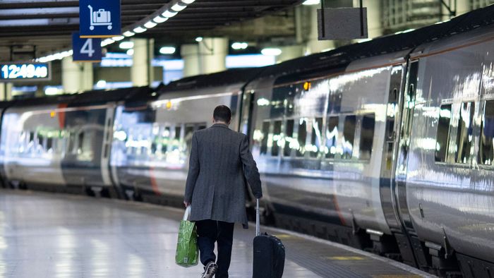 London, 2023. január 3.
Vonatra szállni készül egy utas a londoni Euston pályaudvaron 2023. január 3-án, amikor a brit vasúti, tengerhajózási és szállítási dolgozókat tömörítő RMT Szakszervezet újabb 48 órás sztrájkot tart, és a vasúti járatok csaknem 75 százalékát törölni kellett. A szakszervezet hosszabb ideje folytat egyelőre eredménytelen tárgyalásokat a munkaadókkal a bérekről és a munkakörülményekről.