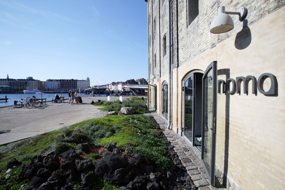 COPENHAGEN, DENMARK - SATURDAY, AUGUST 22, 2015: An exterior view of Noma. Noma is a two Michelin star restaurant featuring chef Rene Redzepi.
Michelin-csillag fine dining bezár