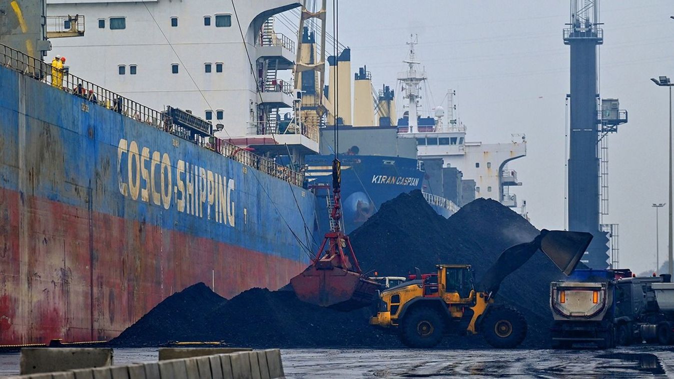 Poland's PM Morawiecki's visit to the Port of Gdansk amid coal shipments GDANSK, POLAND - OCTOBER 22:A wheel loader machine loads the coal onto the trucks at a coal depot in Gdansk harbour on October 22, 2022 in Gdansk, Poland.The energy crisis is slowly heating up in Poland. More and more coal is now arriving at Polish ports, to be distributed across the country. Artur Widak / Anadolu Agency (Photo by Artur Widak / ANADOLU AGENCY / Anadolu Agency via AFP)