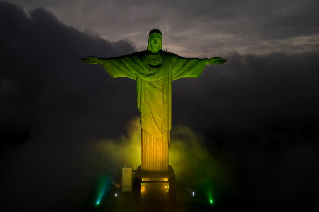 Rio de Janeiro, 2022. december 30.Pelé emlékére a brazil zászló színei világítják meg a Megváltó Krisztus-szobrot Rio de Janeiróban 2022. december 29-én, az egykori brazil futballcsillag halálának napján. Edson Arantes do Nascimento, közismert nevén Pelé 82 évesen hunyt el daganatos betegségben Sao Paulóban. Jair Bolsonaro brazil elnök háromnapos nemzeti gyászt rendelt el a háromszoros világbajnok tiszteletére.MTI/AP/Bruna Prado