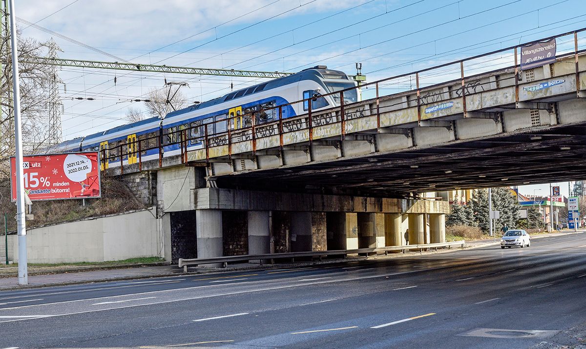Budapest, 2022. január 1.A MÁV-Start Zrt. egyik villanymotorral hajtott, energiatakarékos, környezetkímélő Stadler FLIRT vonatszerelvénye halad az Üllői út felett átívelő vasúti hídon, a Déli Körvasút új Népliget állomásának tervezett helyszíne közelében. A Népliget sarkában létesítendő új vasútállomás legfőbb funkciója az lesz, hogy a Tatabánya, Székesfehérvár, Pusztaszabolcs vagy éppen Gyömrő, Pécel irányából érkező elővárosi vonatok utasai elérhessék az M3-as metrót az Ecseri úti állomáson, vagy a népligeti Volánbusz-pályaudvart, illetve, hogy a jövőben akár vonattal a Liszt Ferenc Nemzetközi Repülőtér is elérhető legyen.MTVA/Bizományosi: Róka László ***************************Kedves Felhasználó!Ez a fotó nem a Duna Médiaszolgáltató Zrt./MTI által készített és kiadott fényképfelvétel, így harmadik személy által támasztott bárminemű – különösen szerzői jogi, szomszédos jogi és személyiségi jogi – igényért a fotó szerzője/jogutódja közvetlenül maga áll helyt, az MTVA felelőssége e körben kizárt. Budapest, 2022. január 1.
A MÁV-Start Zrt. egyik villanymotorral hajtott, energiatakarékos, környezetkímélő Stadler FLIRT vonatszerelvénye halad az Üllői út felett átívelő vasúti hídon, a Déli Körvasút új Népliget állomásának tervezett helyszíne közelében. A Népliget sarkában létesítendő új vasútállomás legfőbb funkciója az lesz, hogy a Tatabánya, Székesfehérvár, Pusztaszabolcs vagy éppen Gyömrő, Pécel irányából érkező elővárosi vonatok utasai elérhessék az M3-as metrót az Ecseri úti állomáson, vagy a népligeti Volánbusz-pályaudvart, illetve, hogy a jövőben akár vonattal a Liszt Ferenc Nemzetközi Repülőtér is elérhető legyen.
MTVA/Bizományosi: Róka László 
***************************
Kedves Felhasználó!
Ez a fotó nem a Duna Médiaszolgáltató Zrt./MTI által készített és kiadott fényképfelvétel, így harmadik személy által támasztott bárminemű – különösen szerzői jogi, szomszédos jogi és személyiségi jogi – igényért a fotó szerzője/jogutódja közvetlenül maga áll helyt, az MTVA felelőssége e körben kizárt.