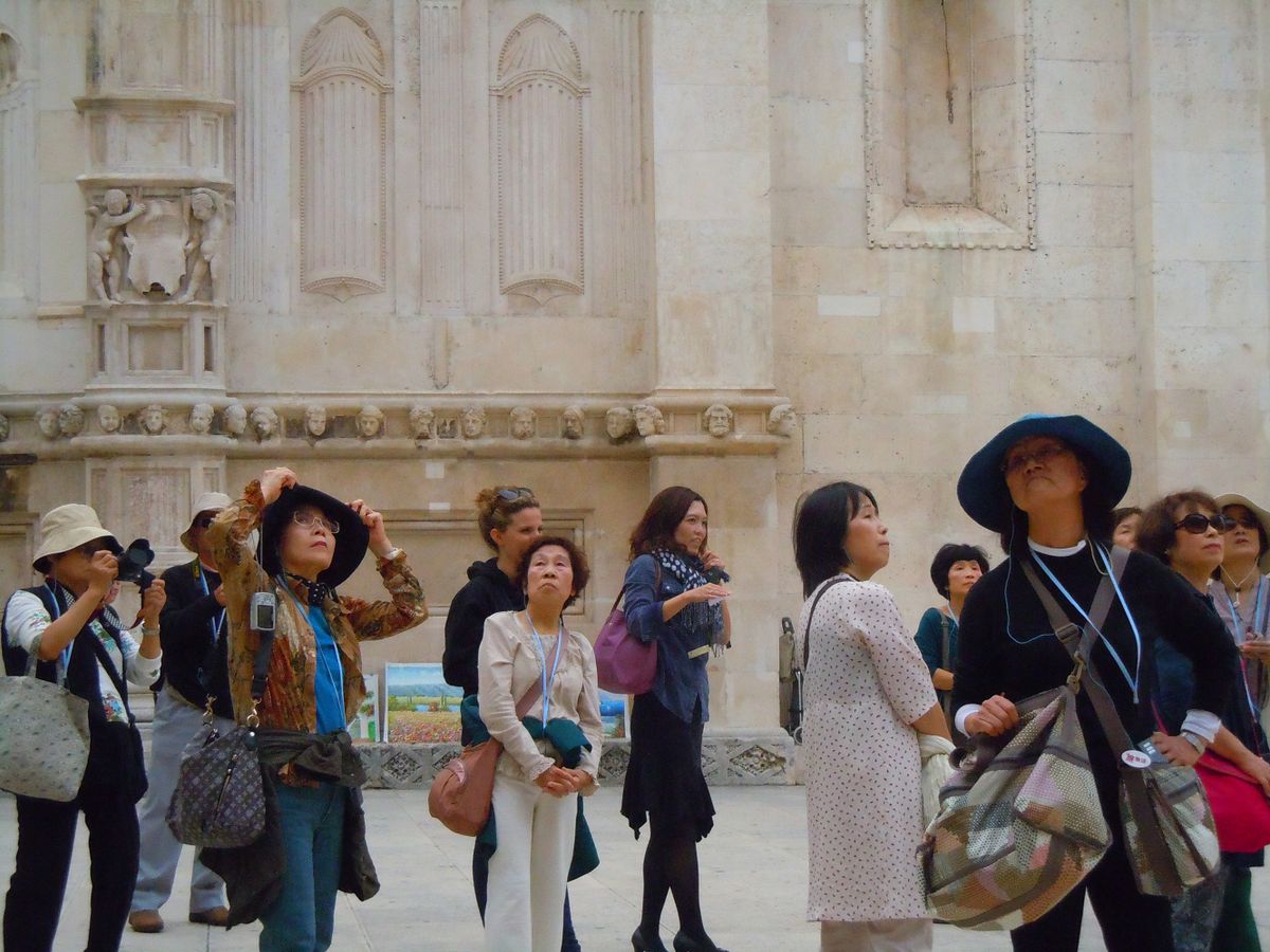 (GERMANY OUT) Eine chinesische Touristengruppe steht vor der Kathedrale Sveti Jakov, aufgenommen in der Altstadt von Sibenik an der kroatischen Adriaküste am 15. Oktober 2013.  