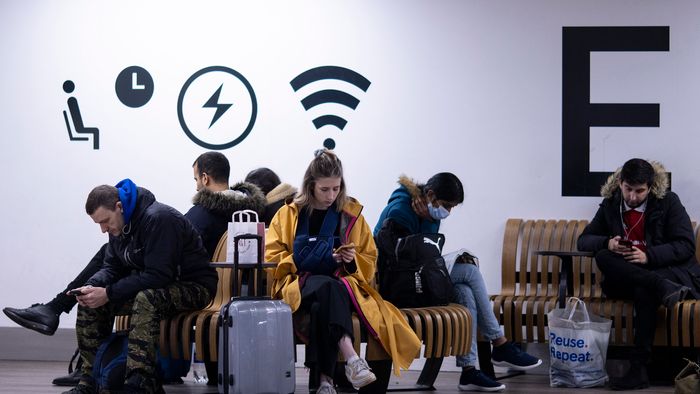 London, 2023. január 3.Várakozó utasok a londoni Euston pályaudvaron 2023. január 3-án, amikor a brit vasúti, tengerhajózási és szállítási dolgozókat tömörítő RMT Szakszervezet újabb 48 órás sztrájkot tart, és a vasúti járatok csaknem 75 százalékát törölni kellett. A szakszervezet hosszabb ideje folytat egyelőre eredménytelen tárgyalásokat a munkaadókkal a bérekről és a munkakörülményekről.