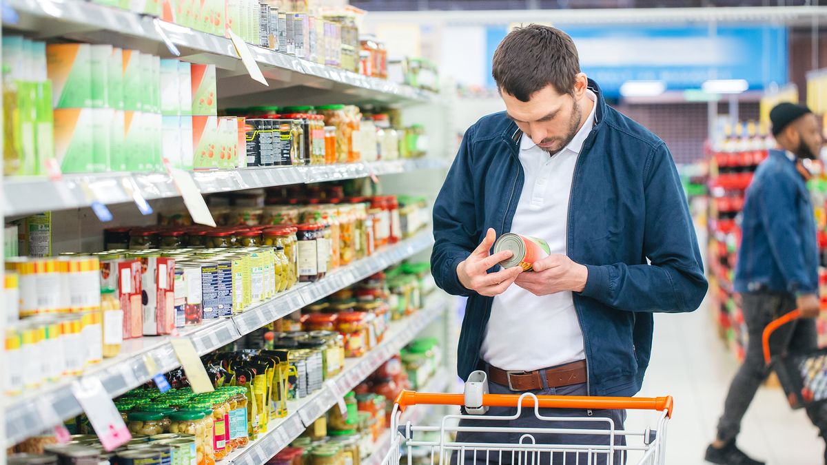 At,The,Supermarket:,Handsome,Man,Uses,Smartphone,And,Looks,At
élelmiszer-infláció GVH