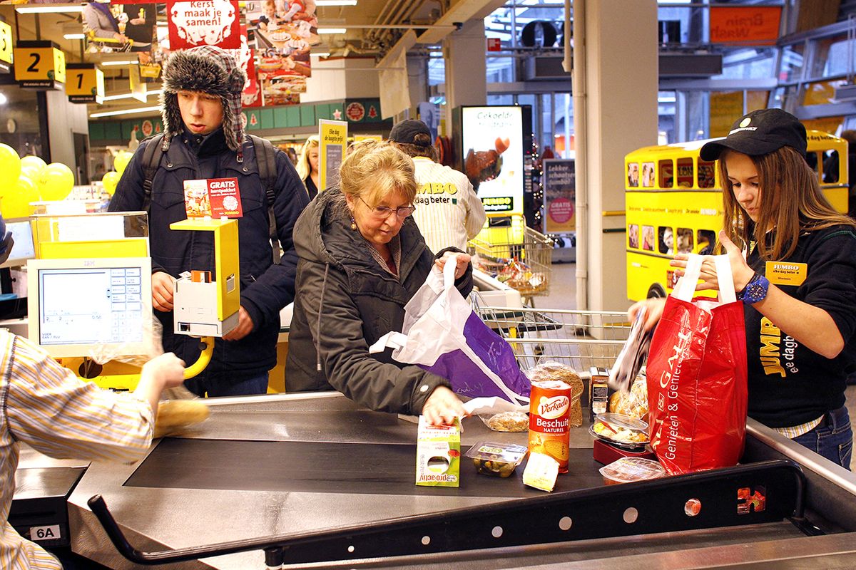 2012-12-24 A customer and a checkout assistant packing groceries at the Jumbo supermarket in Leidschendam, The Netherlands, 24 December 2012. On the last day before christmas people rush from store to store for the last minute shoppings. ANP BAS CZERWINSKI (Photo by BAS CZERWINSKI / ANP MAG / ANP via AFP) 2012-12-24 A customer and a checkout assistant packing groceries at the Jumbo supermarket in Leidschendam, The Netherlands, 24 December 2012. On the last day before christmas people rush from store to store for the last minute shoppings. ANP BAS CZERWINSKI (Photo by BAS CZERWINSKI / ANP MAG / ANP via AFP)
Jumbo, kiskereskedelem, Valter Attila, áruházlánc, kassza, pénztár