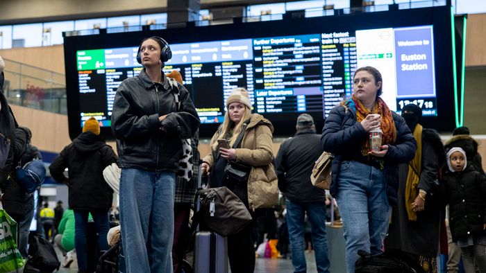 London, 2023. január 3.Utasok a londoni Euston pályaudvaron 2023. január 3-án, amikor a brit vasúti, tengerhajózási és szállítási dolgozókat tömörítő RMT Szakszervezet újabb 48 órás sztrájkot tart, és a vasúti járatok csaknem 75 százalékát törölni kellett. A szakszervezet hosszabb ideje folytat egyelőre eredménytelen tárgyalásokat a munkaadókkal a bérekről és a munkakörülményekről.