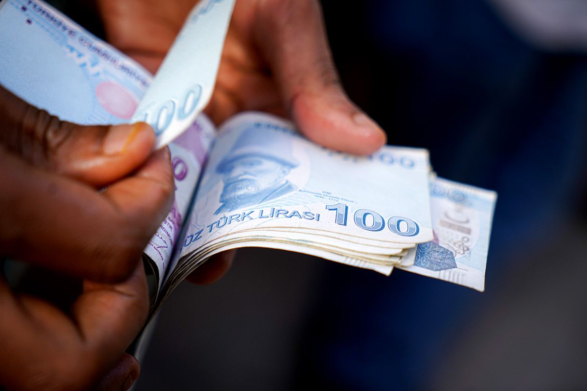 A man counts 100 Turkish lira banknotes in Ankara City ANKARA, TURKEY - 2022/09/16: A man counts 100 Turkish lira banknotes in Ankara City. (Photo by Tunahan Turhan/SOPA Images/LightRocket via Getty Images)