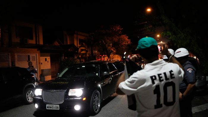 Santos, 2023. január 2.Az Edson Arantes do Nascimento, közismert nevén Pelé háromszoros világbajnok brazil labdarúgó holttestét szállító jármű érkezik a santosi Vila Belmiro stadionba 2023. január 2-án. A stadionban felállított ravatal előtt 24 órán keresztül bárki leróhatja kegyeletét, temetése január 3-án lesz. Pelé 2022. december 29-én, 82 éves korában hunyt el. Jair Bolsonaro, a hivatalából távozó brazil elnök háromnapos nemzeti gyászt rendelt el a tiszteletére.