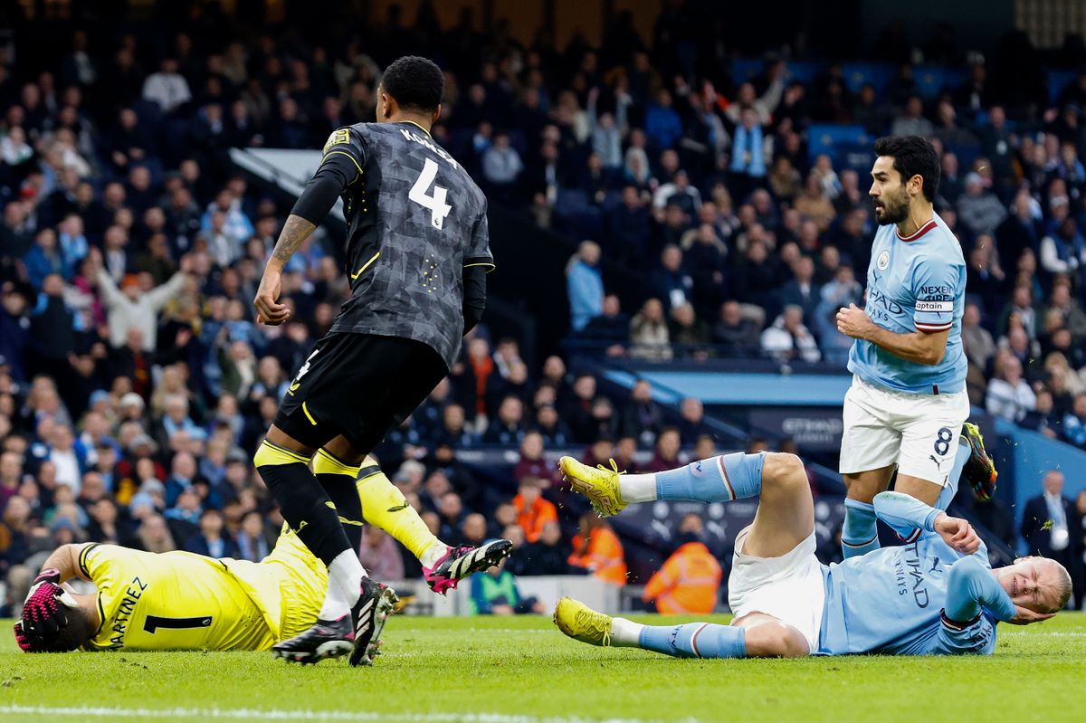 MANCHESTER, ENGLAND - FEBRUARY 12: Emiliano Martinez, goalkeeper of Aston Villa and Erling Haland of Manchester City are injured after clash of heads during the Premier League match between Manchester City and Aston Villa at Etihad Stadium on February 12, 2023 in Manchester, United Kingdom. 