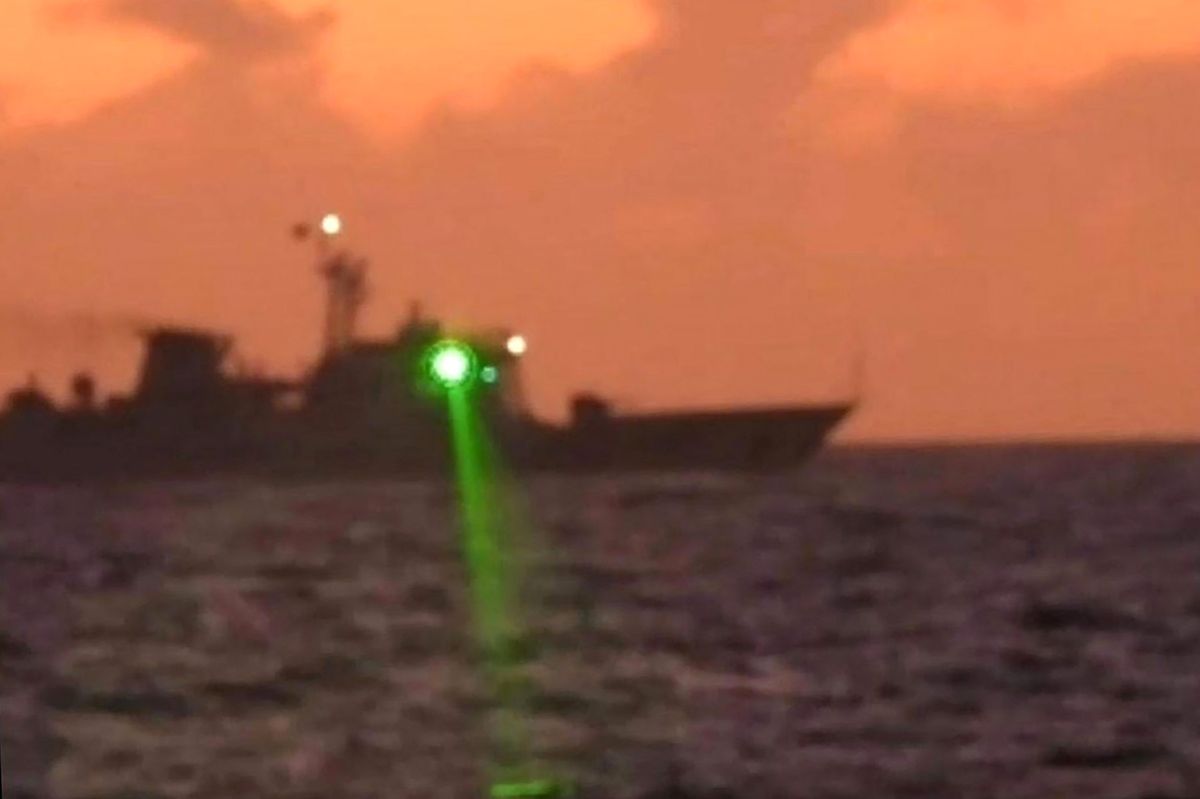 This handout photo taken on February 6, 2023 and released by the Philippine Coast Guard on February 13 shows a Chinese Coast Guard vessel shining a "military grade laser light" at a Philippine Coast Guard boat nearly 20 kilometres (12 miles) from Second Thomas Shoal, in the Spratly Islands in the disputed South China Sea. - The Philippine Coast Guard on February 13 accused a Chinese vessel of shining a "military-grade laser light" at one of its boats in the disputed South China Sea, temporarily blinding members of the crew. (Photo by Handout /
Philippine Coast Guard
 (PCG) / AFP) / -----EDITORS NOTE --- RESTRICTED TO EDITORIAL USE - MANDATORY CREDIT "AFP PHOTO / PHILIPPINE COAST GUARD " - NO MARKETING - NO ADVERTISING CAMPAIGNS - DISTRIBUTED AS A SERVICE TO CLIENTS
Kína, Fülöp-szigetek, lézer