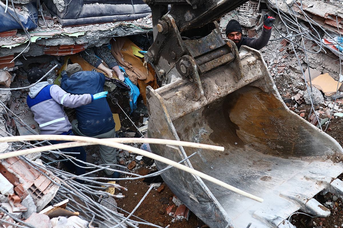 Kahramanmaras, 2023. február 8.Holttest egy összeomlott lakóház romjai között a délkelet-törökországi Kahramanmarasban 2023. február 8-án. Két nappal korábban több erős földrengés rázta meg Törökország délkeleti és Szíria északi részét, a legnagyobb rengés egyes mérések szerint a 7,8-as erősséget is elérte. A természeti katasztrófa halálos áldozatainak száma meghaladja a 9500-at.MTI/EPA/Sedat Suna Kahramanmaras, 2023. február 8.
Holttest egy összeomlott lakóház romjai között a délkelet-törökországi Kahramanmarasban 2023. február 8-án. Két nappal korábban több erős földrengés rázta meg Törökország délkeleti és Szíria északi részét, a legnagyobb rengés egyes mérések szerint a 7,8-as erősséget is elérte. A természeti katasztrófa halálos áldozatainak száma meghaladja a 9500-at.
MTI/EPA/Sedat Suna