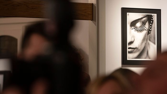 Budapest, 2023. február 27.
Résztvevők a 42 éves korában elhunyt Móricz-Sabján Simon fotóriporter emlékére rendezett kiállítás megnyitóján az Einspach Fine Art & Photography galériában 2023. február 27-én. A tárlaton a decemberben baleset következtében elhunyt, Robert Capa Magyar Fotográfiai Nagydíjjal is elismert fotóriporter képei mellett 90 fotográfus munkái láthatók. A kiállító művészek és a szervező kurátorok az emlékezés mellett egyúttal támogatni kívánják Móricz-Sabján Simon családját a kiállítás képeiből befolyó összeggel.