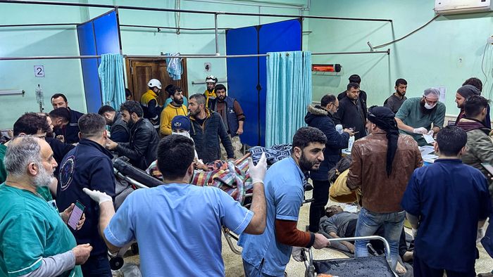 Victims are rushed to the emergency ward of the Bab al-Hawa hospital following an earthquake, in the rebel-held northern countryside of Syria's Idlib province on the border with Turkey, early on February 6, 2023. - At least 50 have been reportedly killed in north Syria after a 7.8-magnitude earthquake that originated in Turkey and was felt across neighbouring countries. (Photo by Aaref WATAD / AFP)