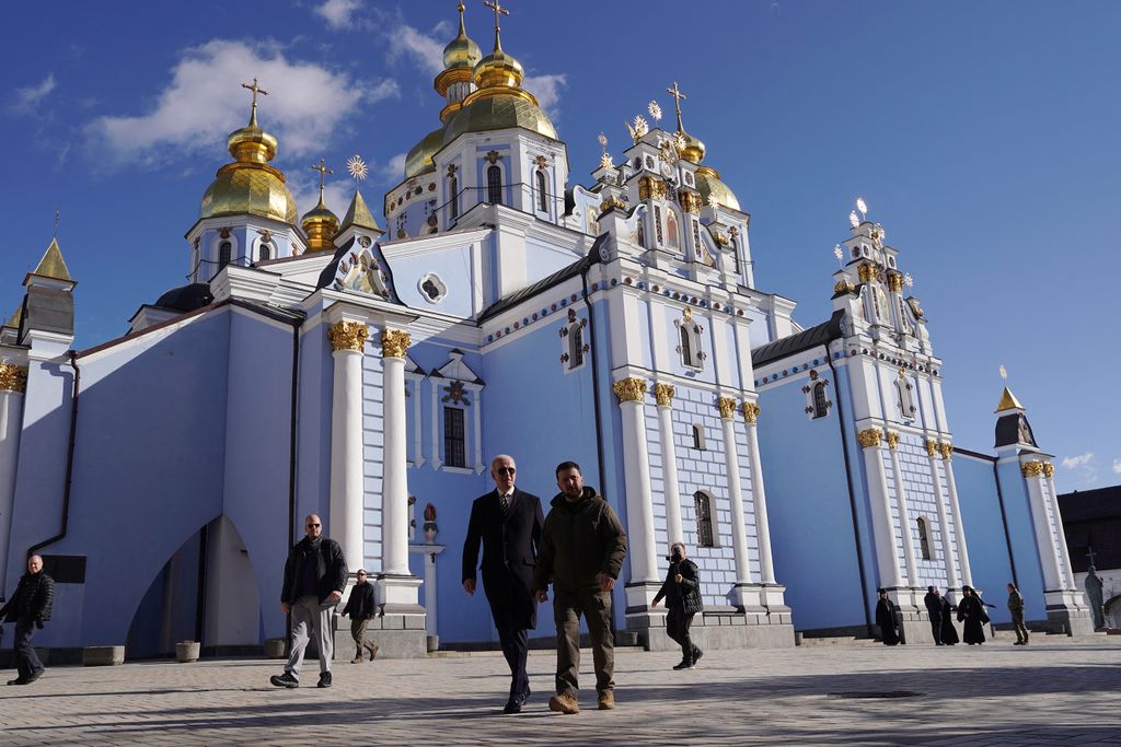 US President Joe Biden (C-L) walks next to Ukrainian President Volodymyr Zelensky (C-R) in front of St. Michael’s Golden-Domed Cathedral as he arrives for a visit in Kyiv on February 20, 2023. - US President Joe Biden made a surprise trip to Kyiv on February 20, 2023, ahead of the first anniversary of Russia's invasion of Ukraine, AFP journalists saw. Biden met Ukrainian President Volodymyr Zelensky in the Ukrainian capital on his first visit to the country since the start of the conflict. 