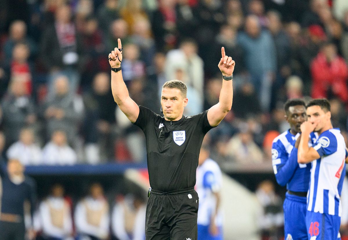 referee Istvan KOVACS (ROU) makes the sign for the VAR, gesture, gesture, football Champions League, preliminary round 4th matchday, Bayer 04 Leverkusen (LEV) - FC Porto 0: 3, on October 12th, 2022 in Leverkusen / Germany. 