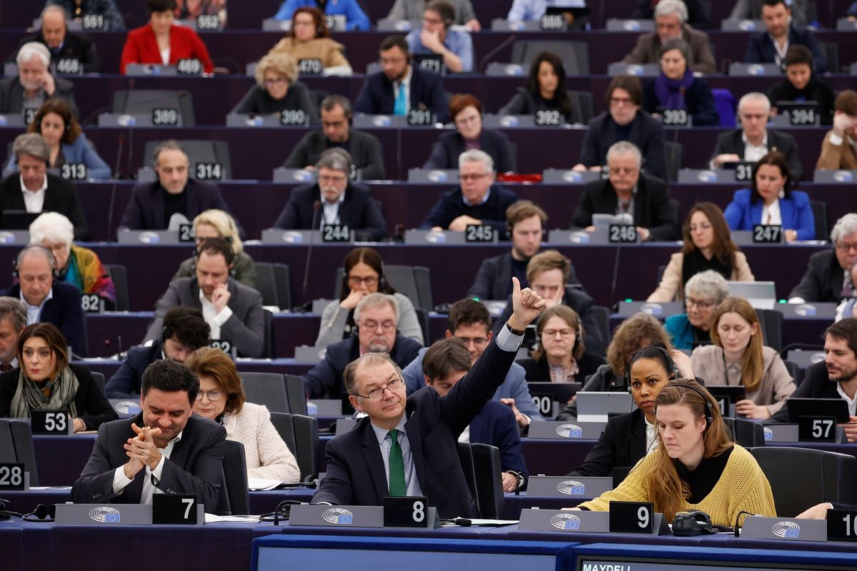 Strasbourg, 2023. február 15.
Képviselõk kézfeltartással szavaznak az Európai Parlament plenáris ülésén Strasbourgban 2023. február 15-én. Az uniós törvényhozó testület február 13. és 16. között ülésezik.
MTI/EPA/Julien Warnand