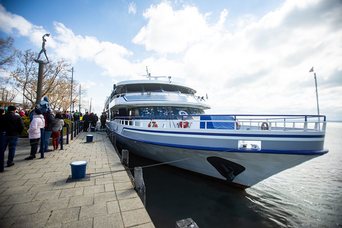 20220416 BalatonfüredAz idei hajózási szezon első érkező hajójának, a Szent Miklós sétahajónak fogadása a balatonfüredi mólónFotó: Pesthy Márton PM Veszprém Megyei NaplóKépen: Szent Miklós  motoros - Bahart Zrt. 20220416 Balatonfüred

Az idei hajózási szezon első érkező hajójának, a Szent Miklós sétahajónak fogadása a balatonfüredi mólón

Fotó: Pesthy Márton PM Veszprém Megyei Napló
Képen: Szent Miklós motoros - Bahart Zrt.