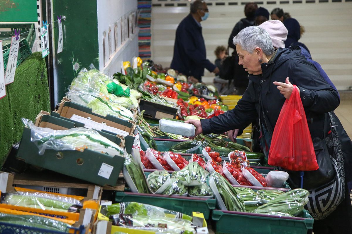 Food price rises with inflation spiking to record of nearly 15% in London LONDON, UNITED KINGDOM - NOVEMBER 08: A woman shopping in a fruit and vegetable stall in London, Britain, on November 08, 2022 as new research revealed that food price rises with inflation to a record high of nearly 15 per cent. According to Kantar, the price of groceries, food and drinks has spiked and is set to continue rising as the cost of living crisis continues. Kantar found that more than a quarter of households are struggling financially - twice as many as this time last year. Dinendra Haria / Anadolu Agency (Photo by Dinendra Haria / ANADOLU AGENCY / Anadolu Agency via AFP)