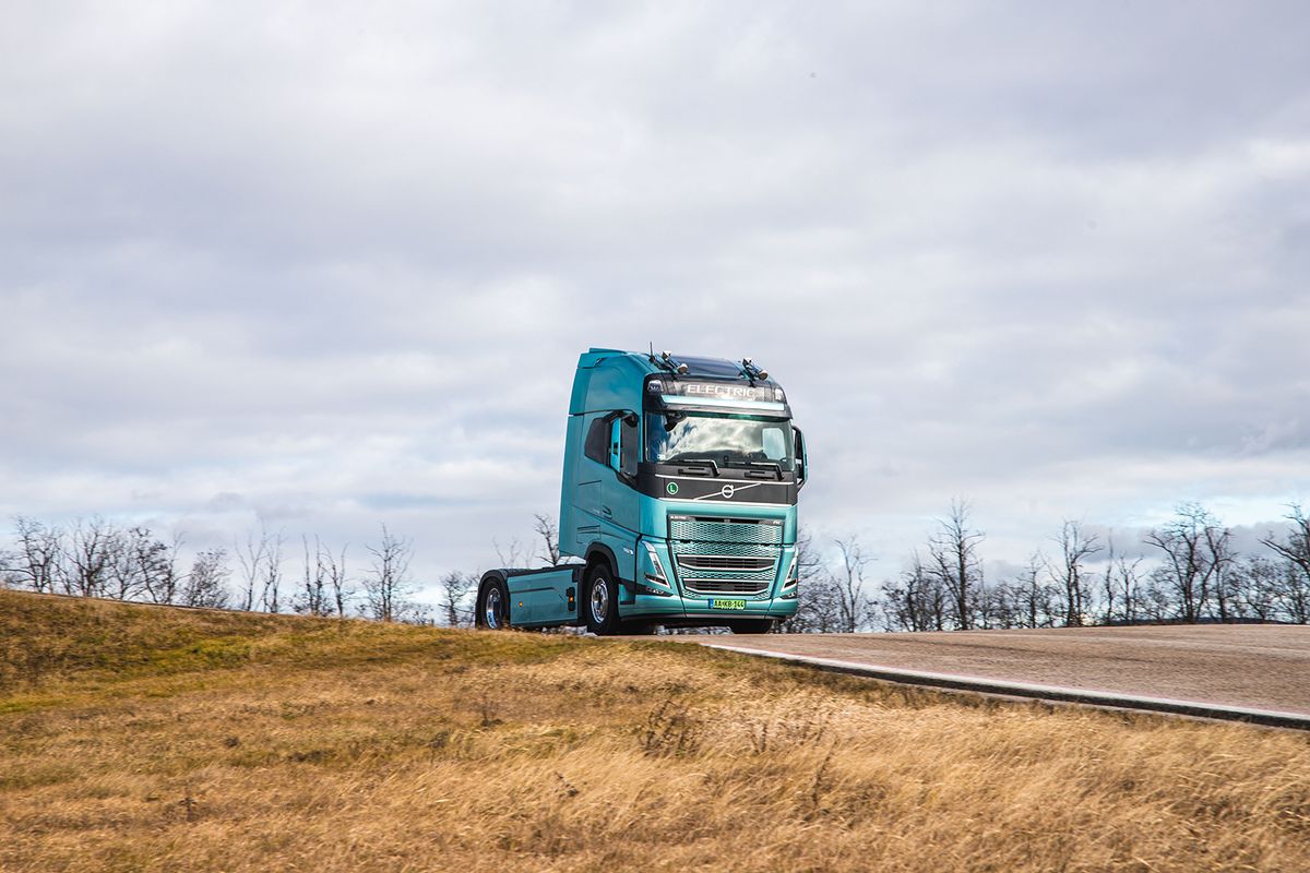 Volvo Hungária Kft. átadta a Waberer’s csoportnak Magyarország első elektromos VOLVO FH kamionját