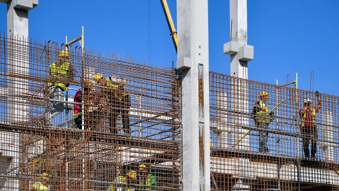 Debrecen, 2022. október 11. 
Az épülő BMW-gyár Debrecenben 2022. október 10-én. A BMW Group Debrecenben 400 hektárnyi területen egy teljes értékű autógyárat épít fel présüzemmel, karosszériaépítő részleggel, fényezőműhellyel és összeszerelő csarnokkal. A gyár évente mintegy 150 000 darab autó gyártására lesz képes. A termelés 2025-ben kezdődik, itt készül majd a tisztán elektromos meghajtású modellek számára kifejlesztett NCAR architektúrára épülő Neue Klasse modellgeneráció alapító tagja.