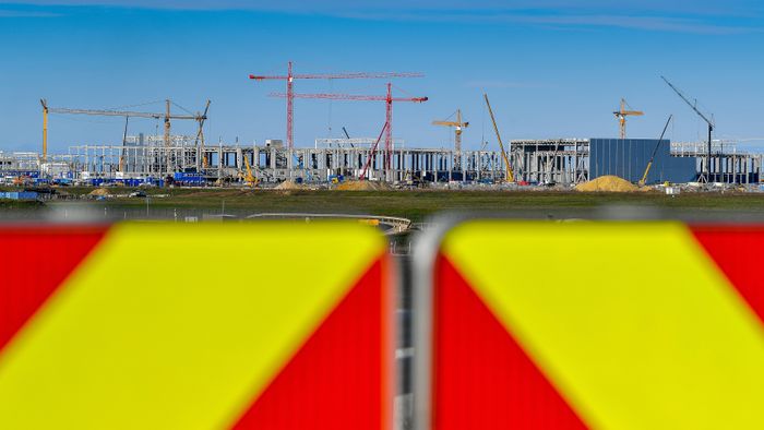 Debrecen, 2023. február 3.
Az épülő BMW-gyár Debrecenben 2023. február 2-án. A BMW Group 400 hektárnyi területen építi fel az autógyárat, amely évente mintegy 150 000 gépkocsi gyártására lesz képes. A termelés 2025-ben kezdődik, itt készül majd a tisztán elektromos meghajtású modellek számára kifejlesztett NCAR architektúrára épülő Neue Klasse modellgeneráció alapító tagja. A mintegy 400 milliárd forintos beruházással több mint ezer új munkahely jön létre a városban.MTI/Czeglédi Zsolt