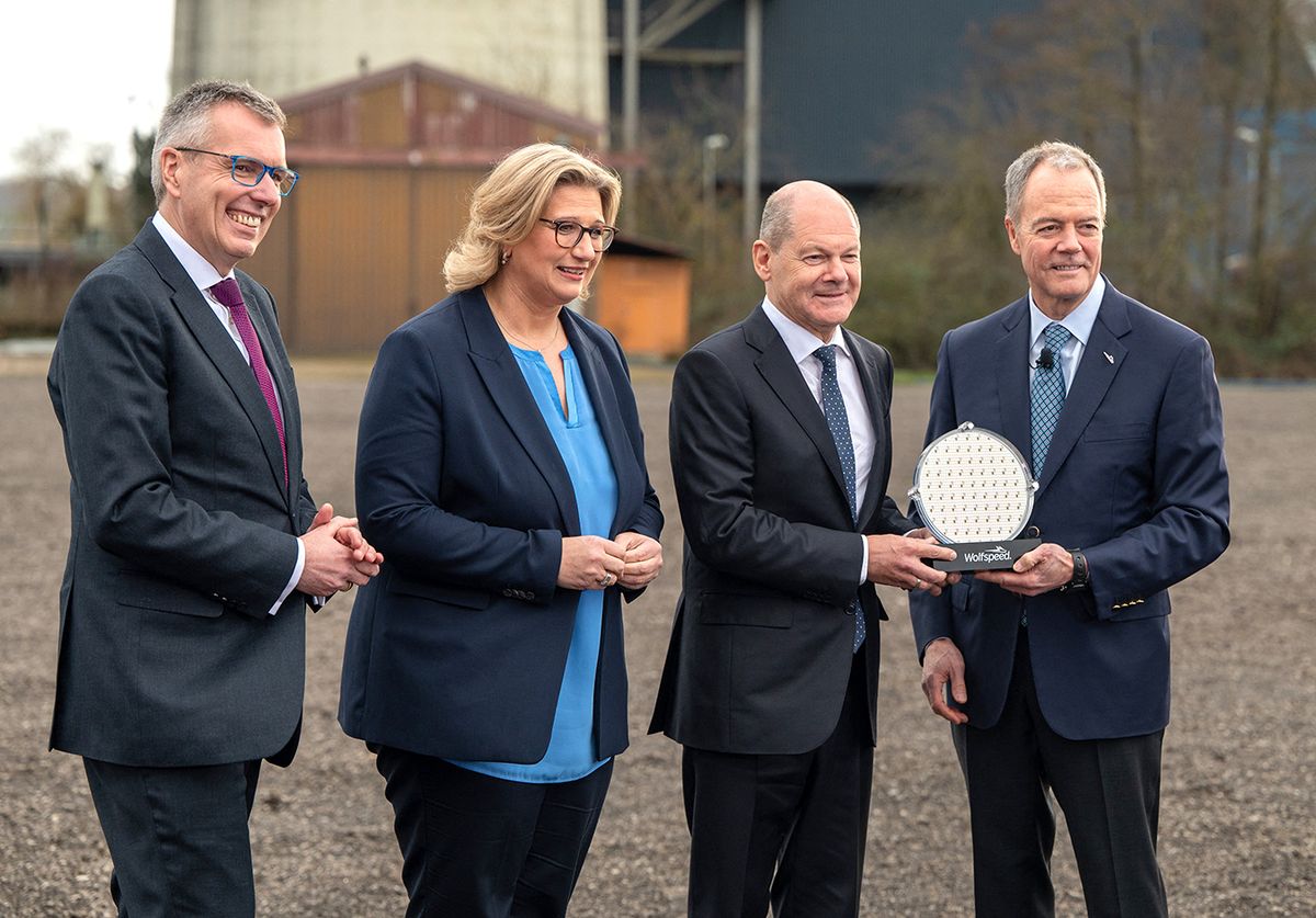 Semiconductor plant to be built in Saarland 01 February 2023, Saarland, Ensdorf: Holger Klein (l-r) (CEO ZF Group), Anke Rehlinger (SPD, Minister President Saarland), Chancellor Olaf Scholz (SPD) and Gregg Lowe (CEO Wolfspeed) stand in front of the decommissioned coal-fired power plant. According to media reports, the US chip manufacturer Wolfspeed wants to build a large plant for silicon carbide semiconductors in Saarland. Photo: Harald Tittel/dpa (Photo by HARALD TITTEL / DPA / dpa Picture-Alliance via AFP)