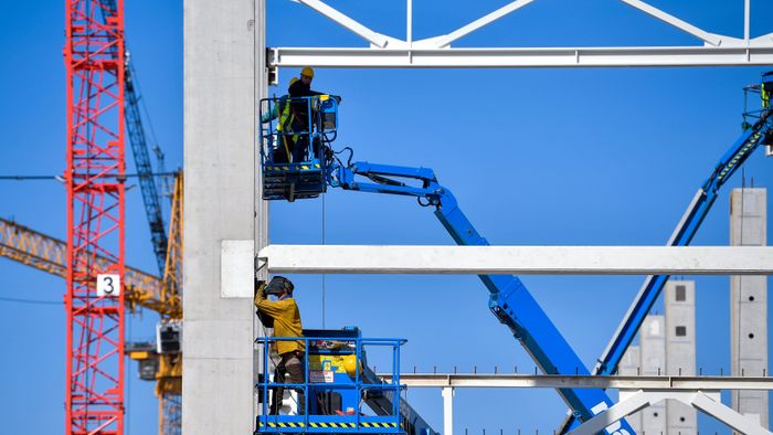 Debrecen, 2022. október 11. Az épülő BMW-gyár Debrecenben 2022. október 10-én. A BMW Group Debrecenben 400 hektárnyi területen egy teljes értékű autógyárat épít fel présüzemmel, karosszériaépítő részleggel, fényezőműhellyel és összeszerelő csarnokkal. A gyár évente mintegy 150 000 darab autó gyártására lesz képes. A termelés 2025-ben kezdődik, itt készül majd a tisztán elektromos meghajtású modellek számára kifejlesztett NCAR architektúrára épülő Neue Klasse modellgeneráció alapító tagja