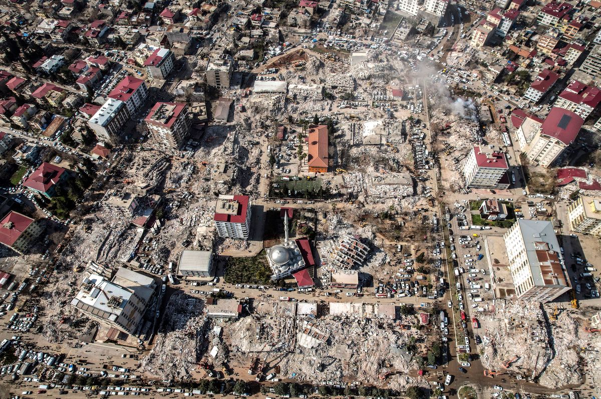 Kahramanmaras, 2023. február 9.Légi felvétel a pusztítás nyomairól a földrengés sújtotta délkelet-törökországi Kahramanmarasban 2023. február 9-én. Három nappal korábban több erős földrengés rázta meg Törökország délkeleti és Szíria északi részét, a legnagyobb rengés egyes mérések szerint a 7,8-as erősséget is elérte. A természeti katasztrófa halálos áldozatainak száma meghaladja a 16 ezret.MTI/AP/IHA Kahramanmaras, 2023. február 9.
Légi felvétel a pusztítás nyomairól a földrengés sújtotta délkelet-törökországi Kahramanmarasban 2023. február 9-én. Három nappal korábban több erős földrengés rázta meg Törökország délkeleti és Szíria északi részét, a legnagyobb rengés egyes mérések szerint a 7,8-as erősséget is elérte. A természeti katasztrófa halálos áldozatainak száma meghaladja a 16 ezret.
MTI/AP/IHA