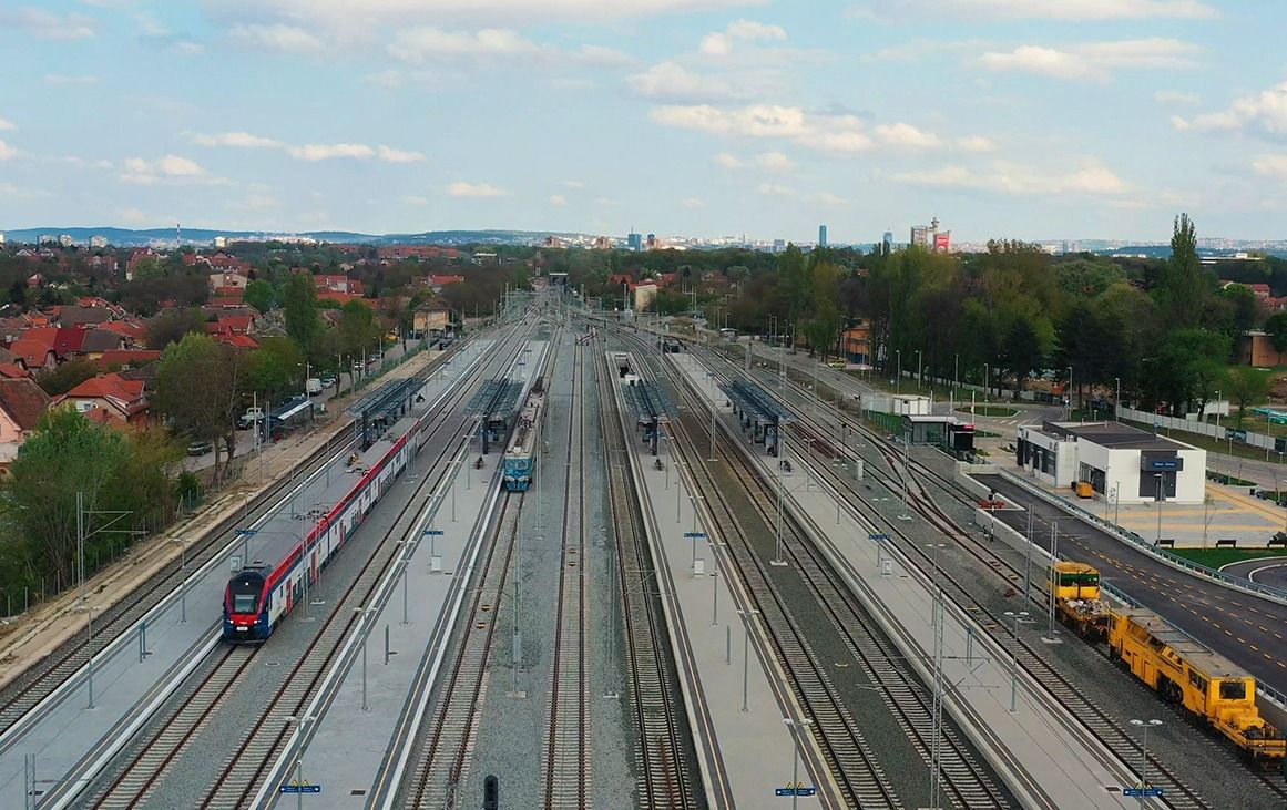 SERBIA-BELGRADE-CHINESE-BUILT-RAILWAY (220429) -- BELGRADE, April 29, 2022 (Xinhua) -- Aerial photo taken on April 23, 2022 shows the Belgrade-Novi Sad section of the Belgrade-Budapest railway in Belgrade, Serbia. TO GO WITH "Feature: Chinese-built high-speed rail line makes Serbian mother's life easier" (Photo by Wang Wei/Xinhua) (Photo by Wang Wei / XINHUA / Xinhua via AFP)
Szerbia vasút