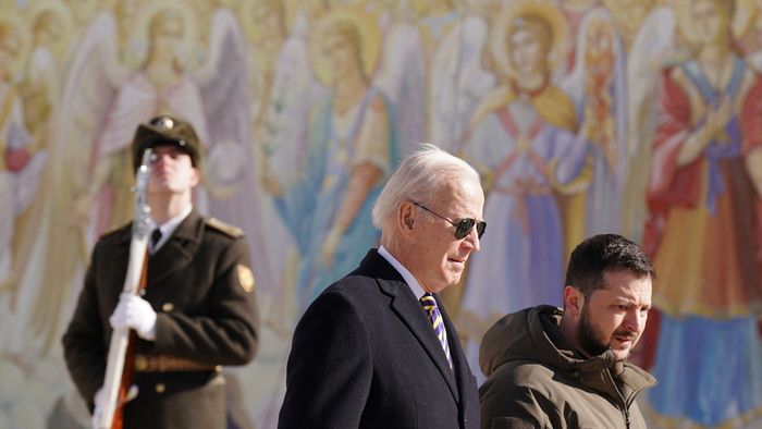 US President Joe Biden (L) walks next to Ukrainian President Volodymyr Zelensky (R) as he arrives for a visit in Kyiv on February 20, 2023. - US President Joe Biden made a surprise trip to Kyiv on February 20, 2023, ahead of the first anniversary of Russia's invasion of Ukraine, AFP journalists saw. Biden met Ukrainian President Volodymyr Zelensky in the Ukrainian capital on his first visit to the country since the start of the conflict. 