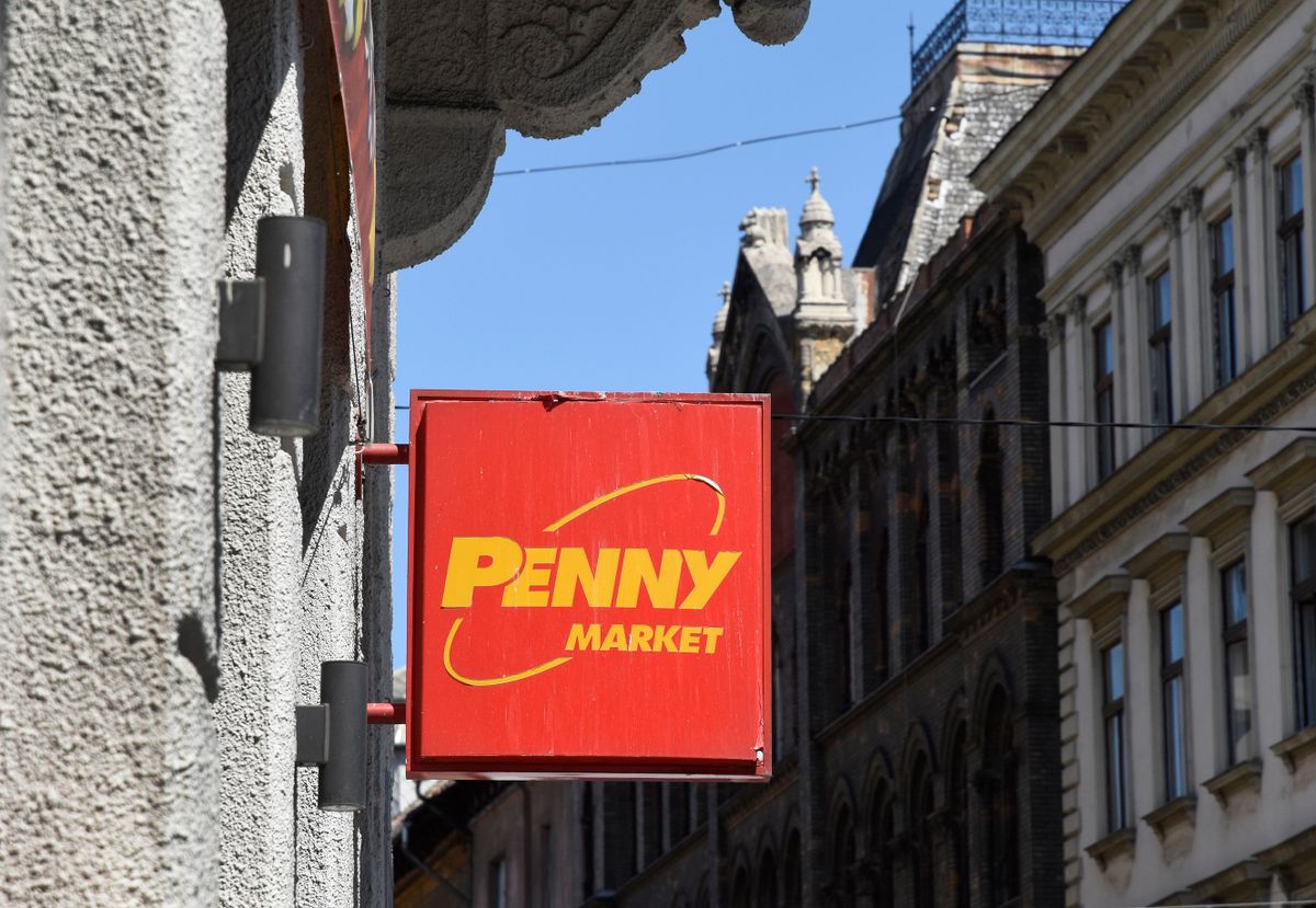 Budapest, 2022. június 22.A német REWE csoporthoz tartozó Penny Market diszkontáruház-lánc - mely jelenleg mintegy 3 ezer üzletet működtet Európa-szerte - egyik fővárosi üzletének céglogója a VIII. kerületben, a Krúdy Gyula utca és József körút találkozásánál lévő épületen. A Penny Market hard-diszkont üzletlánc, ami azt jelenti, hogy számos termékkategóriában csak egy- vagy kétféle, sajátmárkás terméket tartanak, költséghatékonysági okokból.*****************