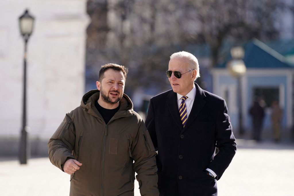 US President Joe Biden (R) walks next to Ukrainian President Volodymyr Zelensky (L) as he arrives for a visit in Kyiv on February 20, 2023. - US President Joe Biden made a surprise trip to Kyiv on February 20, 2023, ahead of the first anniversary of Russia's invasion of Ukraine, AFP journalists saw. Biden met Ukrainian President Volodymyr Zelensky in the Ukrainian capital on his first visit to the country since the start of the conflict.