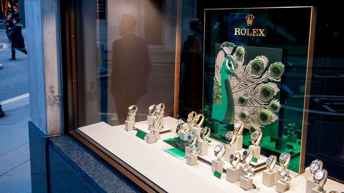 General View Rolex Dealer
LONDON, UNITED KINGDOM - NOVEMBER 22: A general view of Rolex watches displayed in the window of a high class watch store in Fenchurch Sreet on November 22, 2016 vin London, United Kingdom. (Photo by John Keeble/Getty Images)