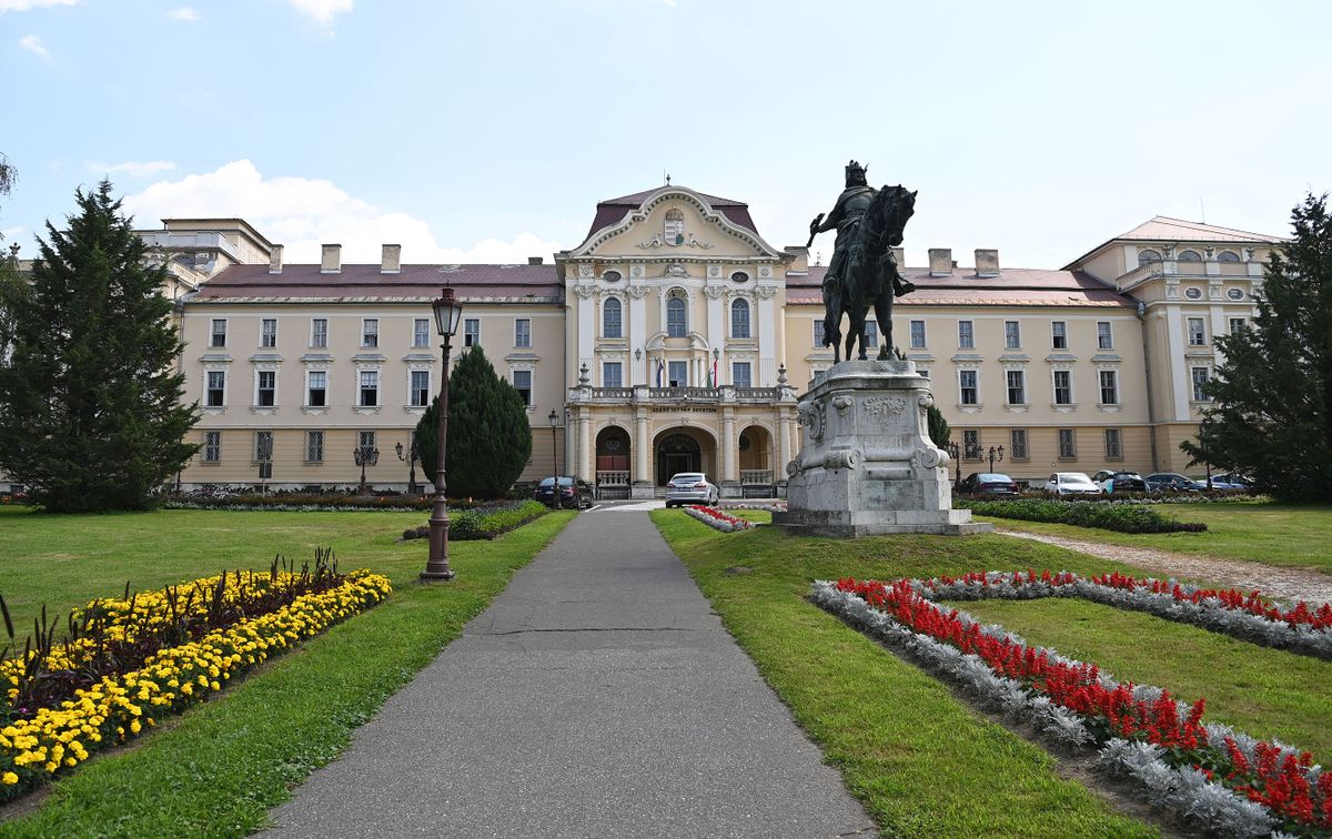 Gödöllő, 2020. július 30.
A gödöllői Szent István Egyetem 2020. július 30-án, a felsőoktatási intézmény átalakulásáról tartott sajtótájékoztató napján. Augusztus 1-jén az Eszterházy Károly Egyetem gyöngyösi Károly Róbert kampusza és a Pannon Egyetem Georgikon Kara beolvad a Szent István Egyetembe, valamint a Kaposvári Egyetem és a Szent István Egyetem egy szervezetben működik tovább.