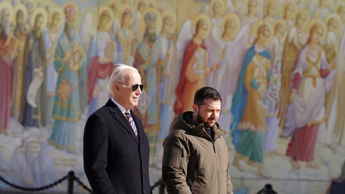 US President Joe Biden (L) walks next to Ukrainian President Volodymyr Zelensky (R) as he arrives for a visit in Kyiv on February 20, 2023. - US President Joe Biden made a surprise trip to Kyiv on February 20, 2023, ahead of the first anniversary of Russia's invasion of Ukraine, AFP journalists saw. Biden met Ukrainian President Volodymyr Zelensky in the Ukrainian capital on his first visit to the country since the start of the conflict. 