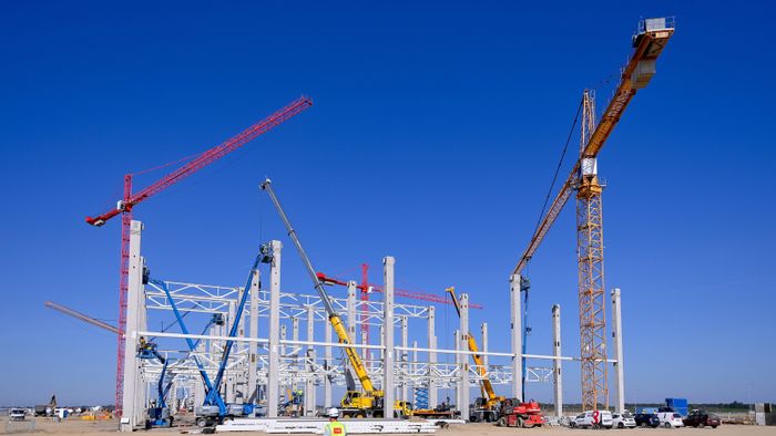 Debrecen, 2022. október 11. 
Az épülő BMW-gyár Debrecenben 2022. október 10-én. A BMW Group Debrecenben 400 hektárnyi területen egy teljes értékű autógyárat épít fel présüzemmel, karosszériaépítő részleggel, fényezőműhellyel és összeszerelő csarnokkal. A gyár évente mintegy 150 000 darab autó gyártására lesz képes. A termelés 2025-ben kezdődik, itt készül majd a tisztán elektromos meghajtású modellek számára kifejlesztett NCAR architektúrára épülő Neue Klasse modellgeneráció alapító tagja.